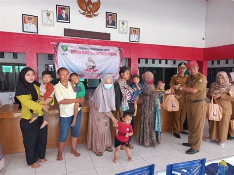 sekretariat dprd berikan makanan tambahan bagi balita stunting  desa