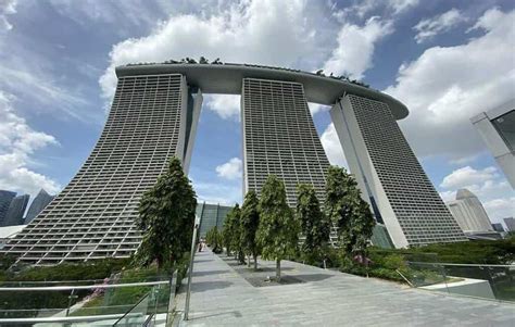 marina bay sands pool   worth  cost  staying
