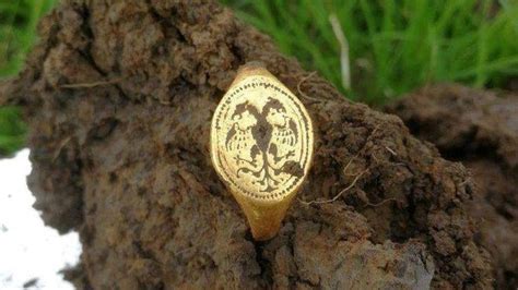 treasure hunter unearths elizabethan gold signet ring worth £10 000 in