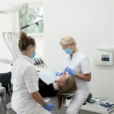 een vrouw aan de stoel  heel gewoon de beroepsuitoefening van vrouwelijke tandartsen