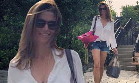 Cindy Crawford Flaunts Legs In Daisy Dukes In Canada Daily Mail Online
