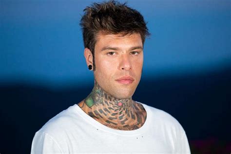 La sua chioma rosa ha lasciato spazio a una nuance ancora più vibrante. Fedez rivela i motivi shock della lite con J-Ax e Rovazzi - DonnaPOP