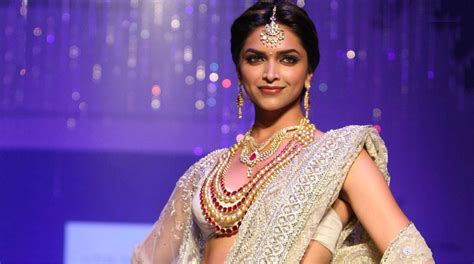 popular bollywood actress deepika padukone in saree during