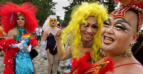 parada gay no japão reúne milhares de pessoas