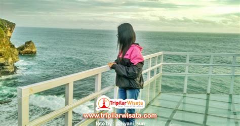 berjalan  atas jembatan kaca pantai nguluran gunung kidul yogyakarta