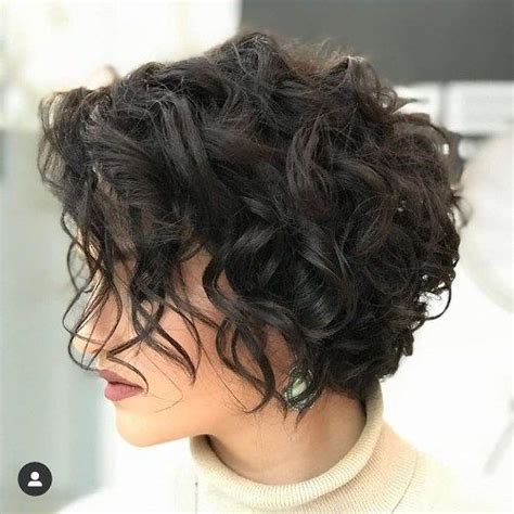 Quante volte sei uscita di casa con la piega appena fatta per poi trovarti, in pochi minuti, ad avere capelli crespi e gonfi? 65 tagli di capelli corti ricci: sbarazzini, simpatici ed originali!