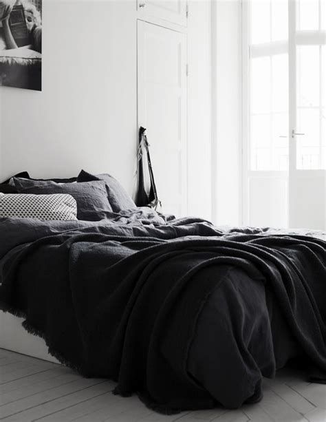 35 timeless black and white bedrooms that know how to stand out