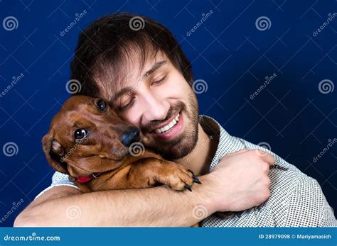kerel met zijn hond stock foto image  jongen stemming