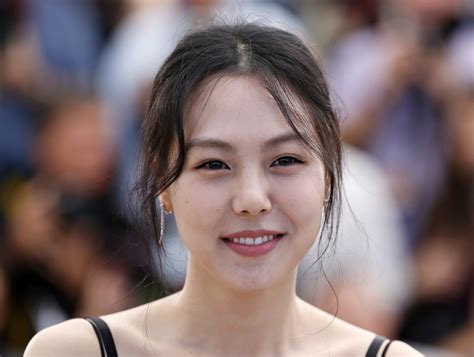 did actress kim min hee lose contract with forest entertainent after she began dating hong sang