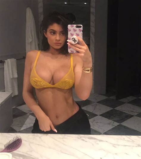 kylie jenner goes vegan and divides snapchat fans daily star