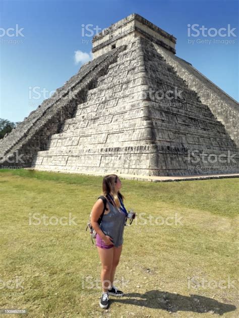 Hermosa Joven Posa Frente A La Pirámide De Kukulcán En Las Ruinas Mayas