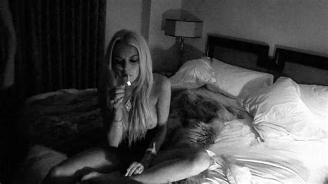 lindsay lohan topless and sexy 16 photos video thefappening