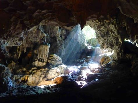 ha long bay  unesco world heritage site cave vietnam baie