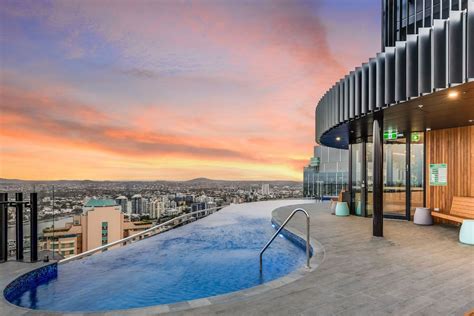 infinity roof top pool city apartment brisbane aus best price