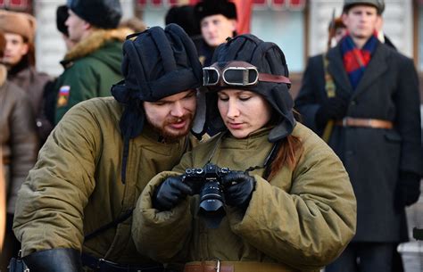 Russian Soldiers Reenact Wwii Era Parade On Red Square