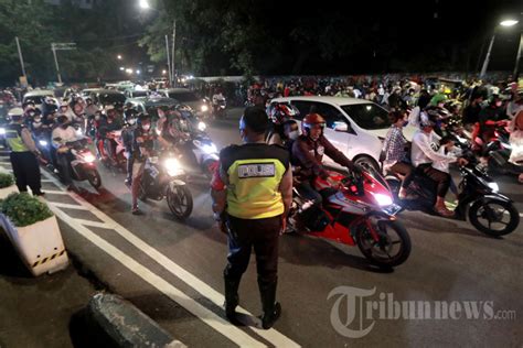 Pembubaran Keramaian Malam Tahun Baru Di Jakarta Foto 5 1908100