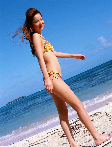 photo gallery nozomi sasaki hot bikini at beach