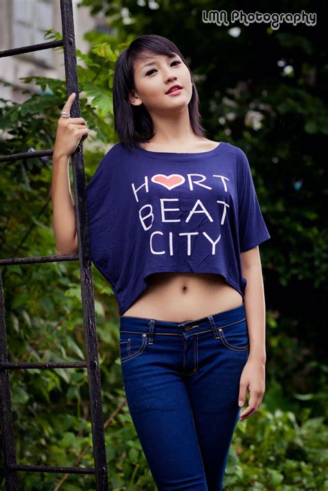 hot teenage model m seng lu show off her sexy belly