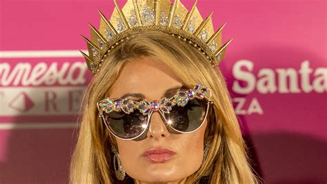 Paris Hilton Goes Full Narcissist With Giant Paris Hilton Portrait