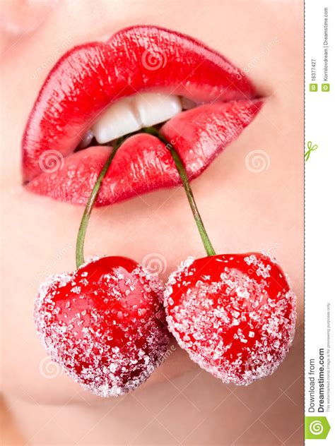 boca de la mujer con las cerezas rojas