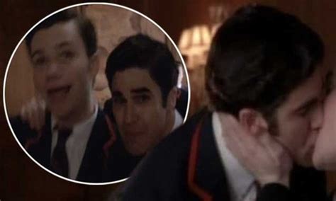 Glee S Kurt Finally Shares A Kiss With His Crush Blaine