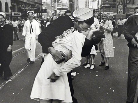 sailor who kissed a nurse in famous wwii photograph dies aged 86 the