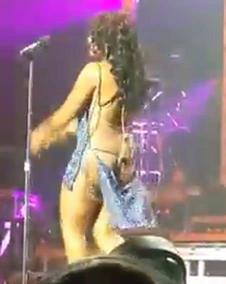 Toni Braxton Flashes Bottom On Stage In Embarrassing