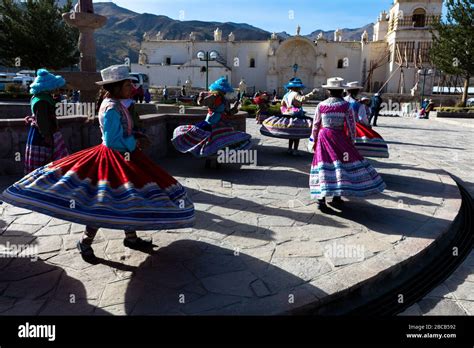Niñas Peruanas Con Trajes Típicos Andinas Bailando En La Plaza