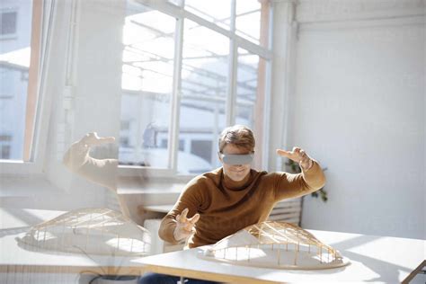 Lächelnder Architekt Der Einen Virtual Reality Simulator Trägt Und Mit