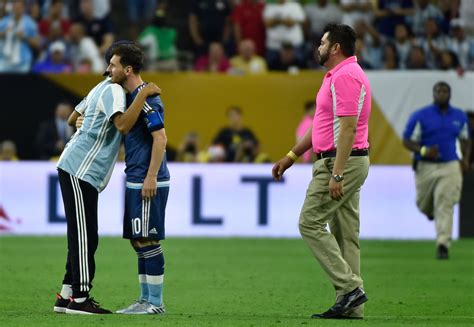 argentina fan runs on the pitch to hug lionel messi gets jersey signed