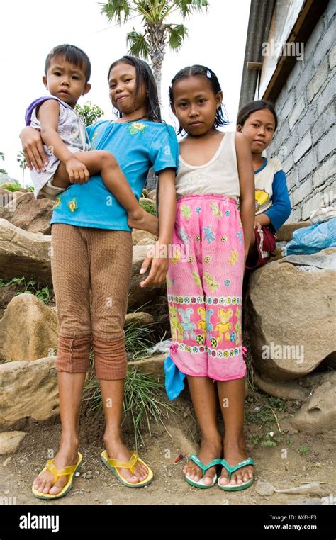 Junge Mädchen Begrüßen Besucher In Der Kleinen Küstenstadt Von Amed