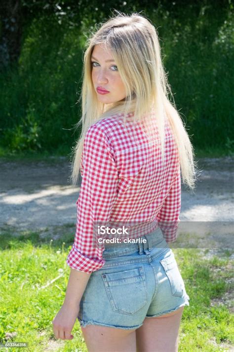 Joven Rubia En El Parque Bonita Adolescente Al Aire Libre Retoque Suave