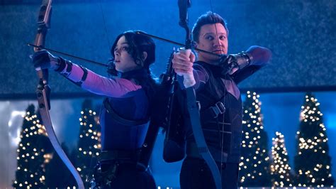 hawkeye review jeremy renner and hailee steinfeld star in a marvel