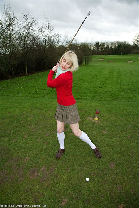 hazel shows her older coochy on the golf course pichunter