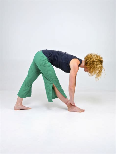 yoga  flexibility poses    touch  toes cnn