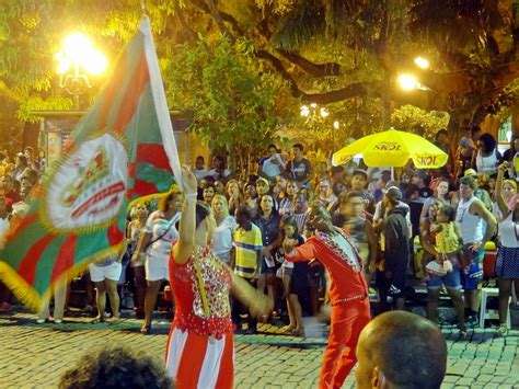 carnaval florianopolis  fiestas en las calles  hasta en el aeropuerto