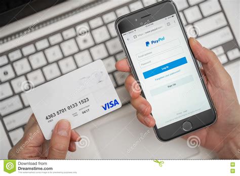gebruikend paypal en creditcard voor  het winkelen redactionele stock afbeelding image