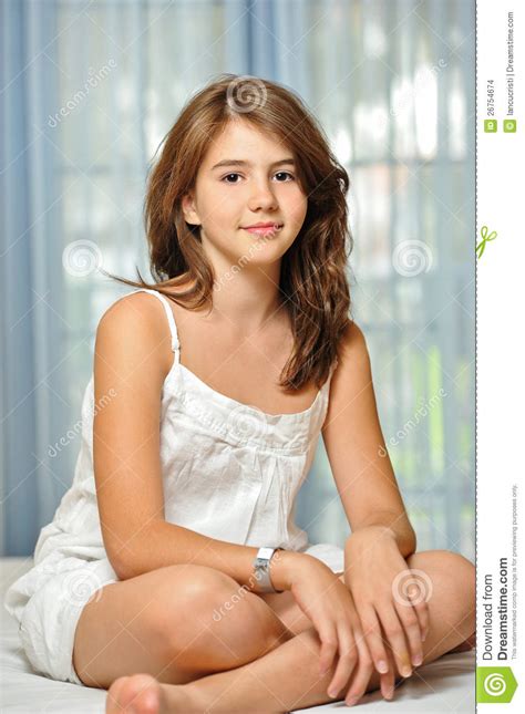 Menina Adolescente Bonita Em Casa No Vestido Branco Foto