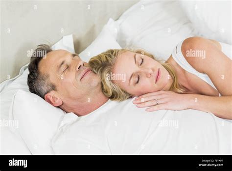 Süßes Paar Kuscheln Im Bett Stockfotografie Alamy