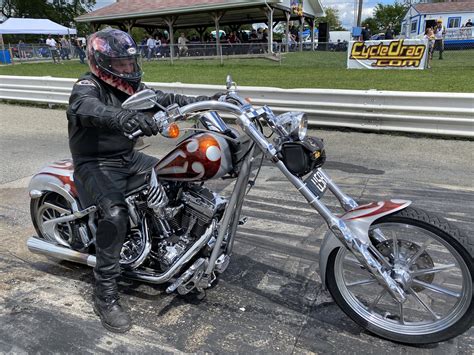 chopper stunned  field  fast metric bikes drag bike news