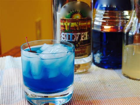 delicious blue curacao cocktails   wow  guests delishably