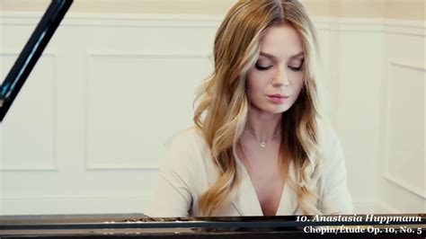 14 Beautiful Female Classical Pianists Watch