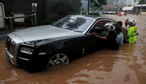 foto mobil rolls royce kena banjir  jakarta mendunia