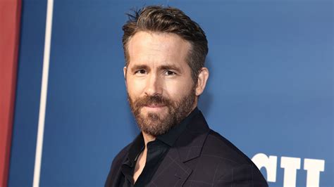 A Top 10 Life Moment Ryan Reynolds Loves Incredible 30 Yard Chip