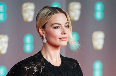 margot robbies  oscars  included brand  bangs