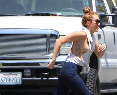 Miley Cyrus Candid Side Boobs Exposure Forgets Bra Hot