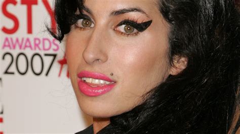 How To Replicate Amy Winehouses Makeup Routine