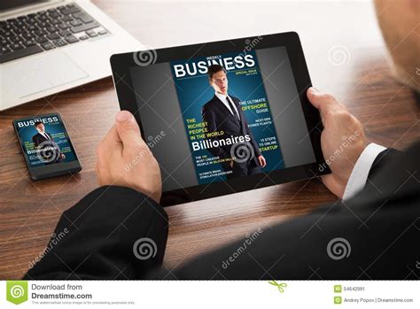 zakenman die  tijdschrift lezen stock afbeelding image  bureau publicatie