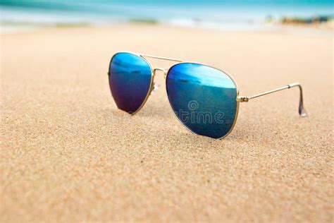 zonnebril op het strand stock foto image  zomer zand