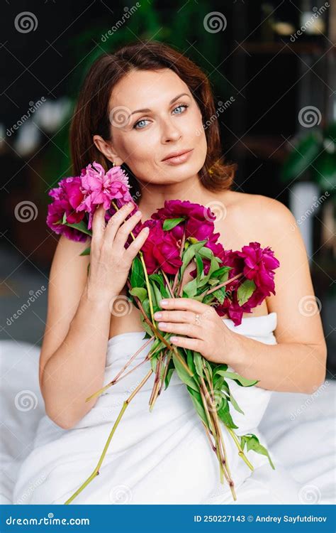 Femme Topless Douce Avec Un Bouquet De Pivoines Dans Une Couverture Sur